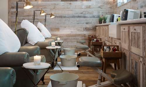 Área de tratamiento de uñas en el spa público de Soho House Chicago, Cowshed Área de tratamiento de uñas en el spa público de Soho House Chicago, Cowshed