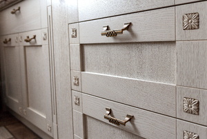 Cabinets with retro handles.
