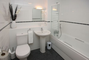 bathroom with tile shower
