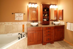 A bathroom with a nice tub.