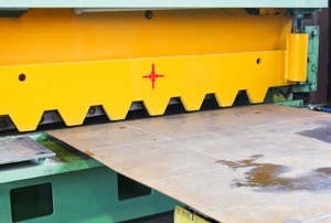 Inserting sheet aluminum into a pan brake bending machine