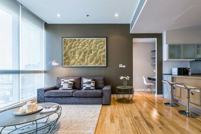 Should My Ceilings And Walls Be Painted The Same Color Diffe Colors Can Change The Aesthetics Of A Room Gray Wall Against White Ceiling