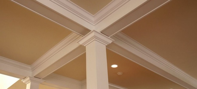 Molding against a beige ceiling