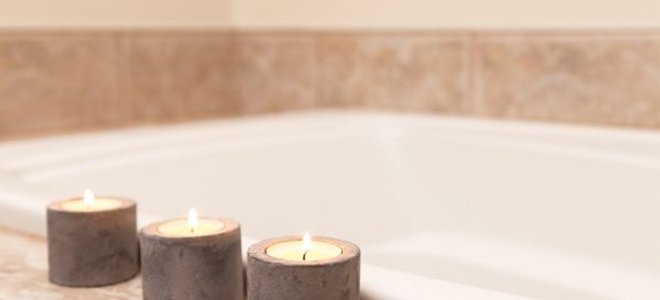 candles lining the edge of a bathtub
