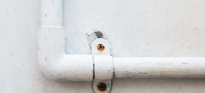 A pipe line on the side of a house.