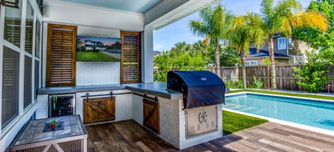 outdoor kitchen with grill and cabinets
