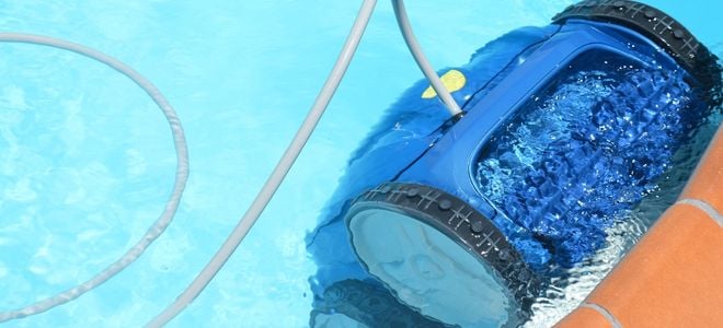 automatic pool cleaning device