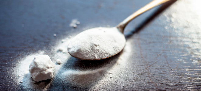 sodium carbonate power in a spoon