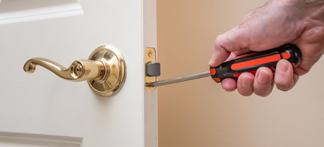 door handle with spring latch plate