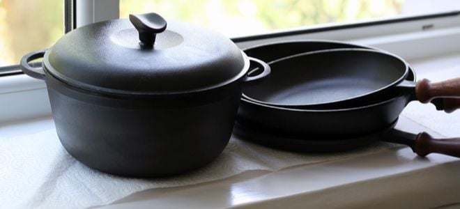 cast iron cooking pots