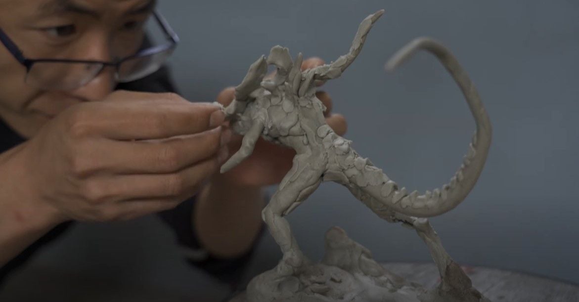 Shengge started with a small-scale cly model of the Alien King before moving on to the life-size version.