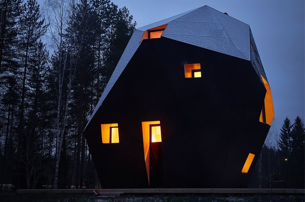 The Ateljé Sotamaa-designed Meteorite cabin gives off an otherworldly glow in the Finnish forest at dusk. 