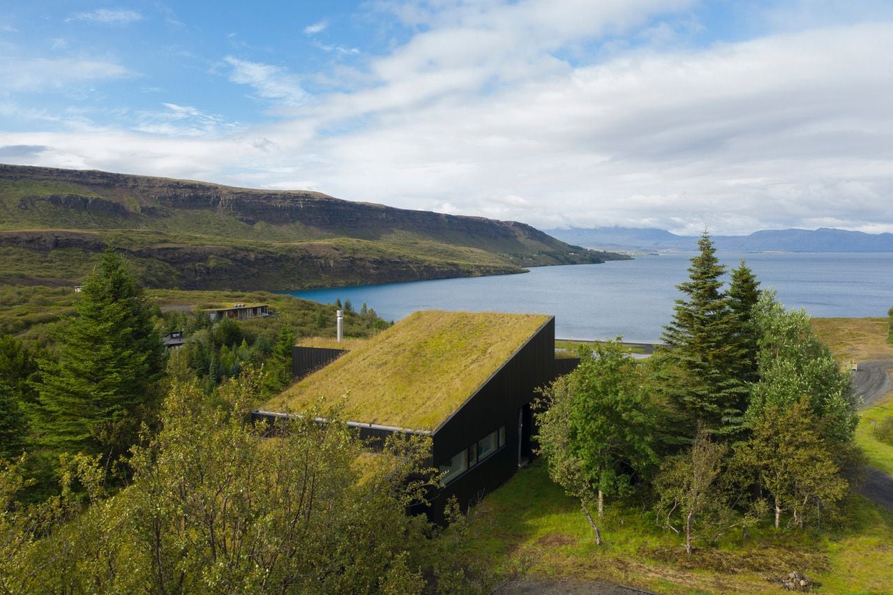 A green mossy roof adorns the KRADS-designed Holiday home by Þingvallavatn. 