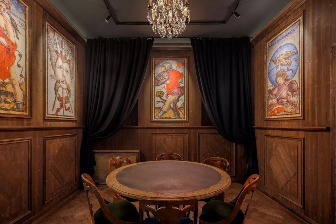Imposing Tarot/meeting room in the Lynk & Co Milan club is decidedly plain compared to the lounge, featuring wooden furniture and classical-style paintings for decor.