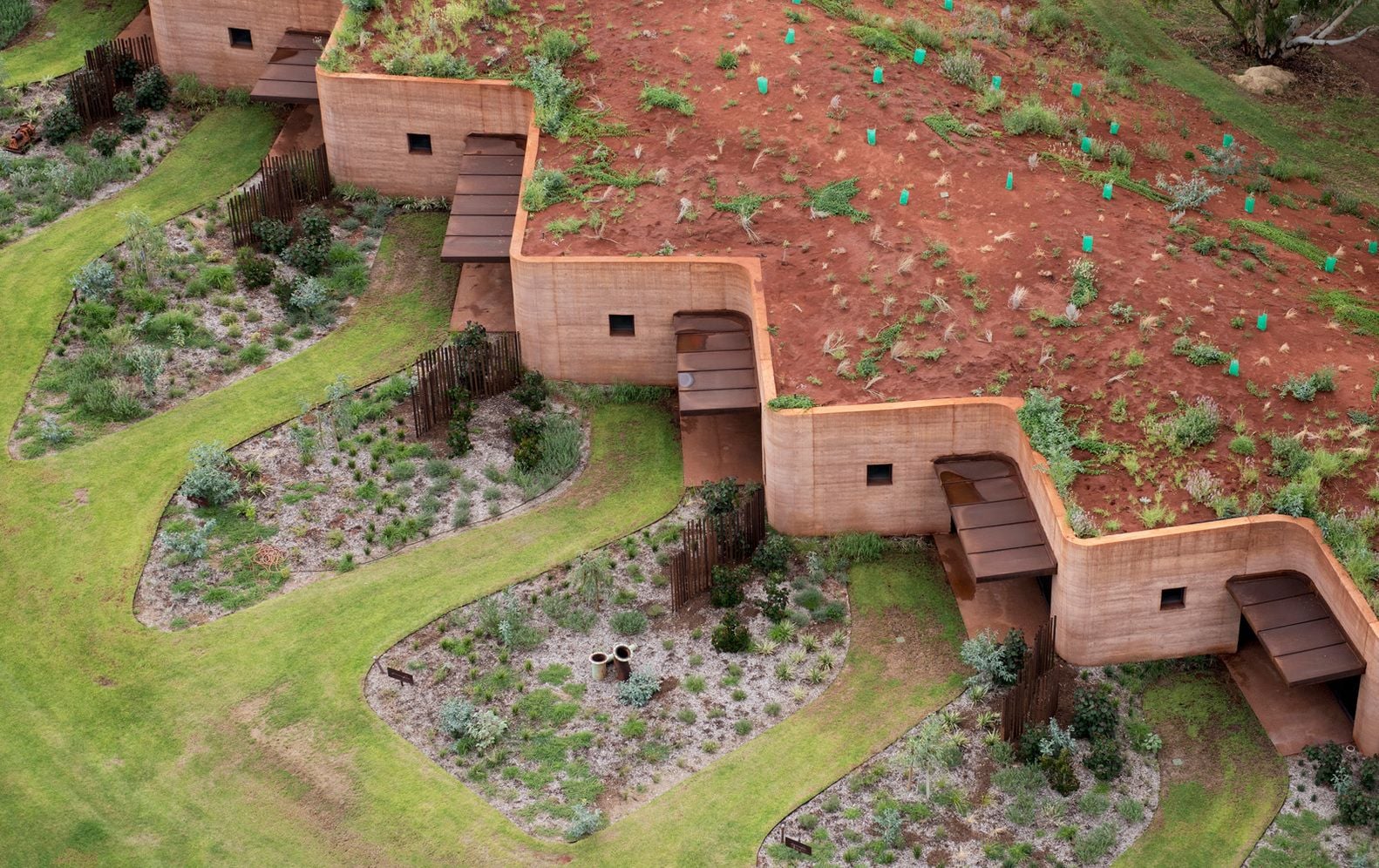 12 Homes Tucked Into ?Great Wall? of Rammed Earth in Australia