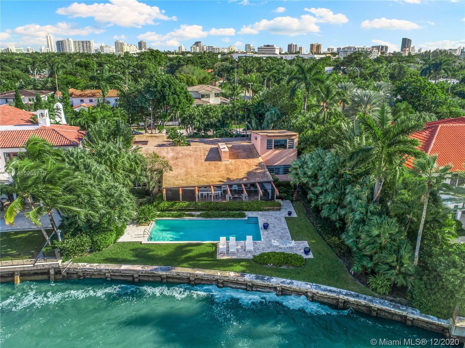 The lavish backyard of Cindy Crawford's new Miami Beach mansion boasts a pool that practically sits right on Biscayne Bay.