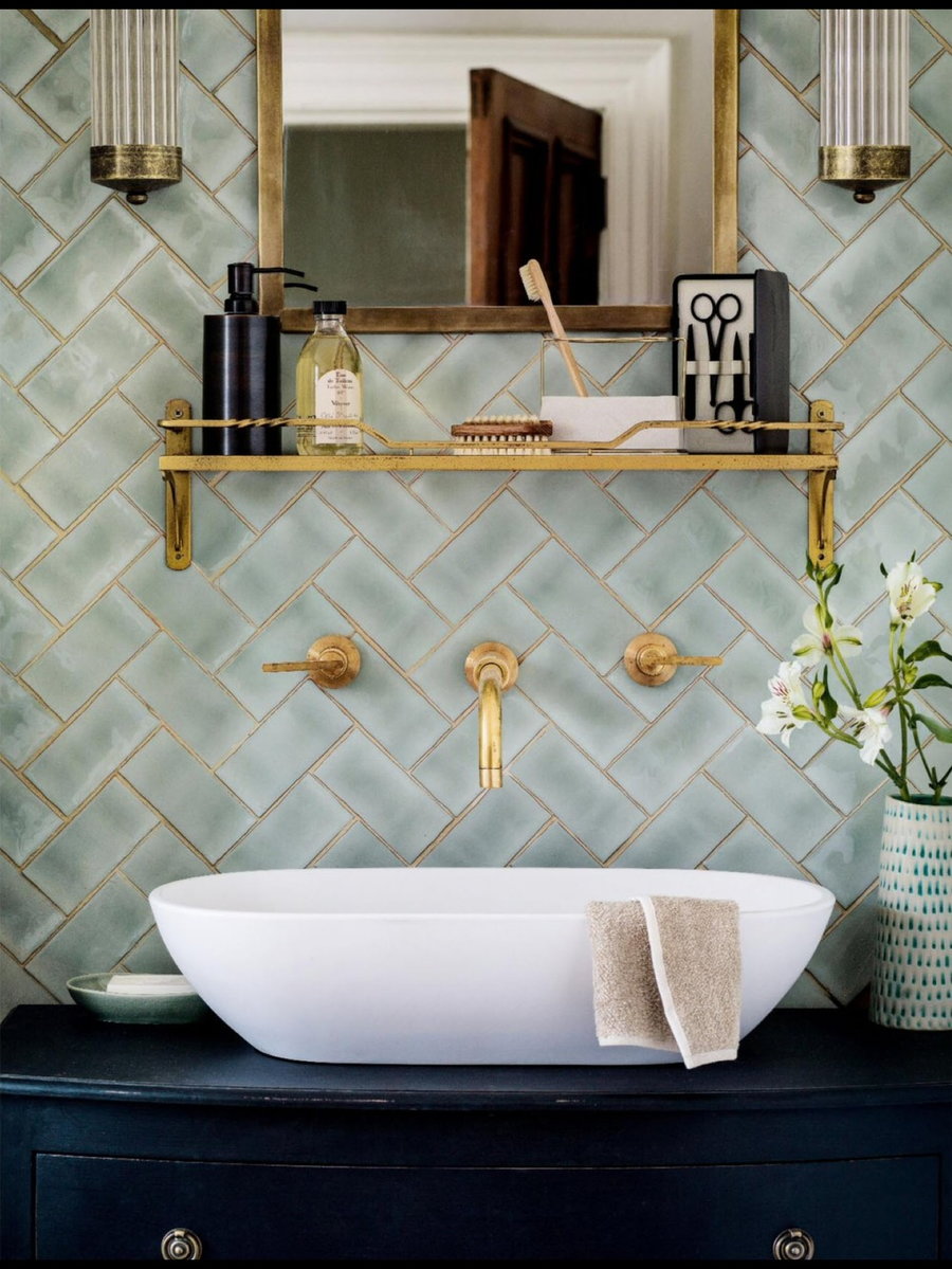 It's hard to hate a bathroom with tasteful brass and gold accent pieces.
