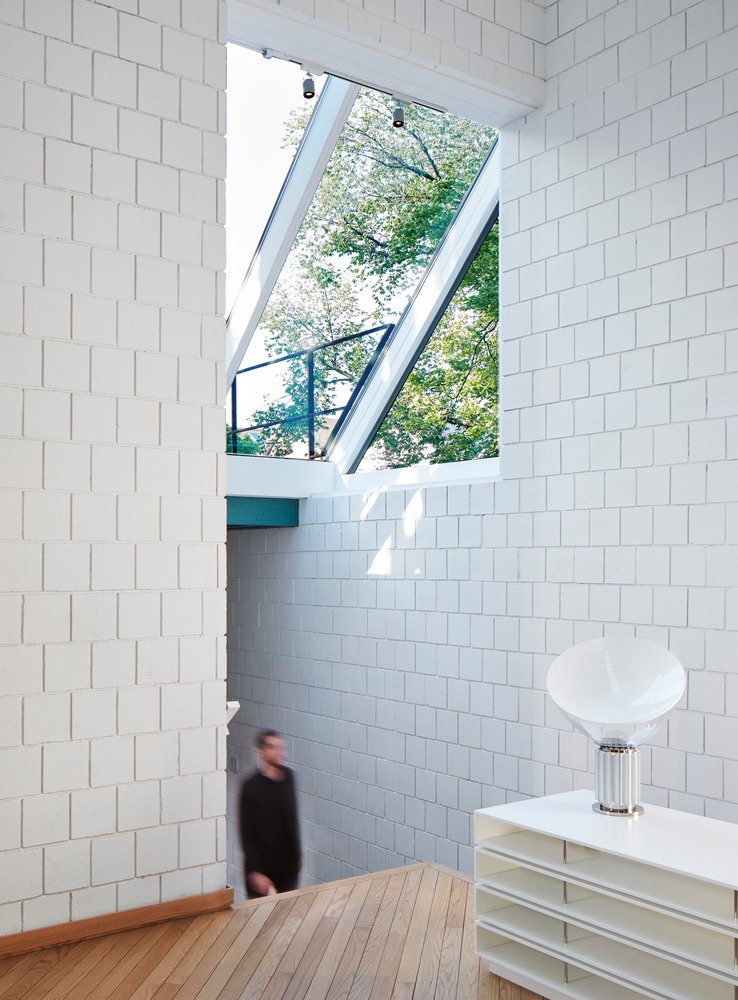 Man walks up the small entry staircase in Walter Netsch’s SOM-renovated Chicago home.