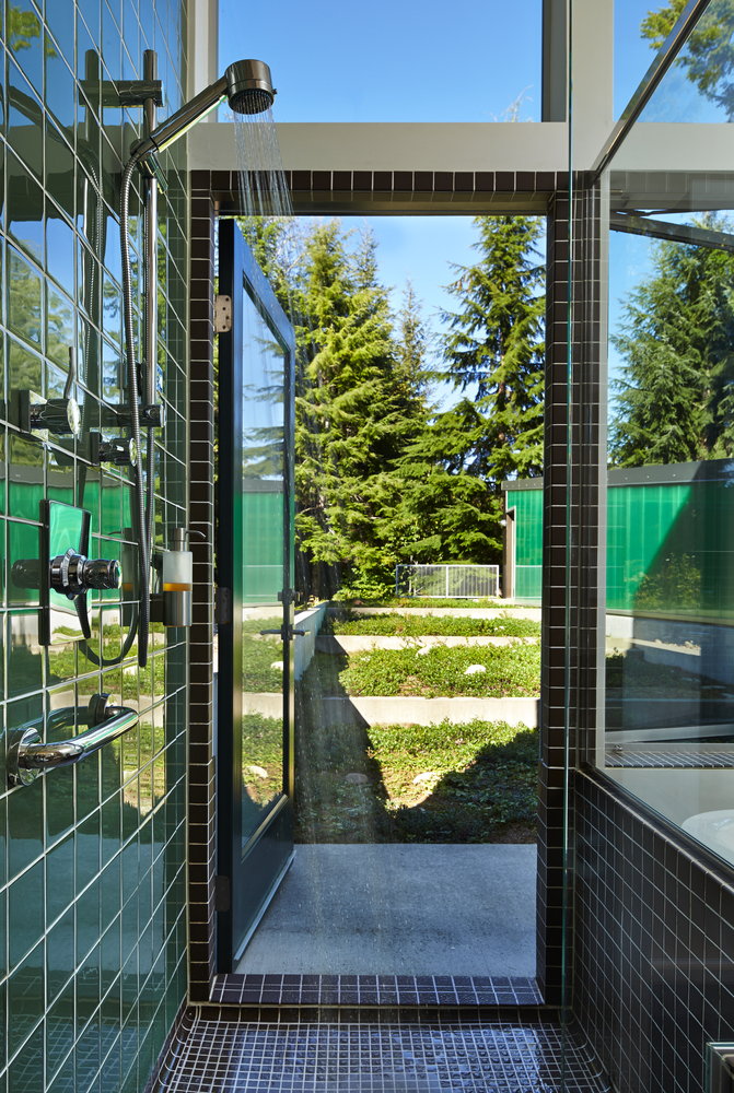 Large chunks of glazing in places like the cabin's bathroom promote an overall feeling of connectedness with nature. 