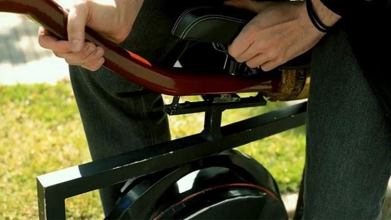 Attaching to the Nuvem to the unicycle is as easy as snapping parts in place.