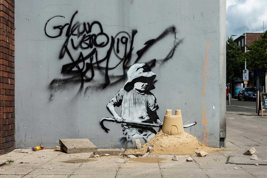Child With Crowbar Banksy mural recently discovered in Lowescroft, UK.