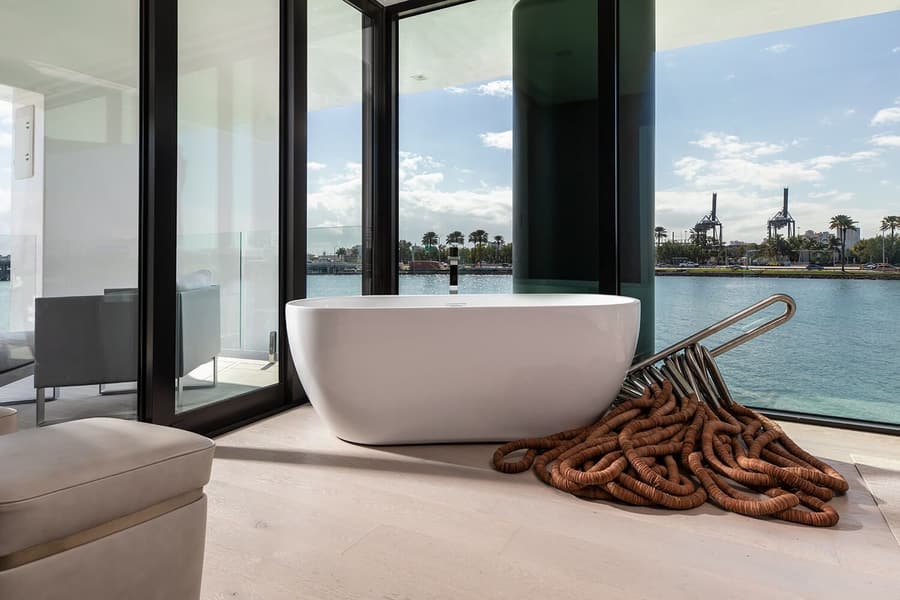 Take one of the most luxurious baths of your life in the Arkup's sleek minimalist bathtub, itself surrounded by little more than glazing and gorgeous views. 