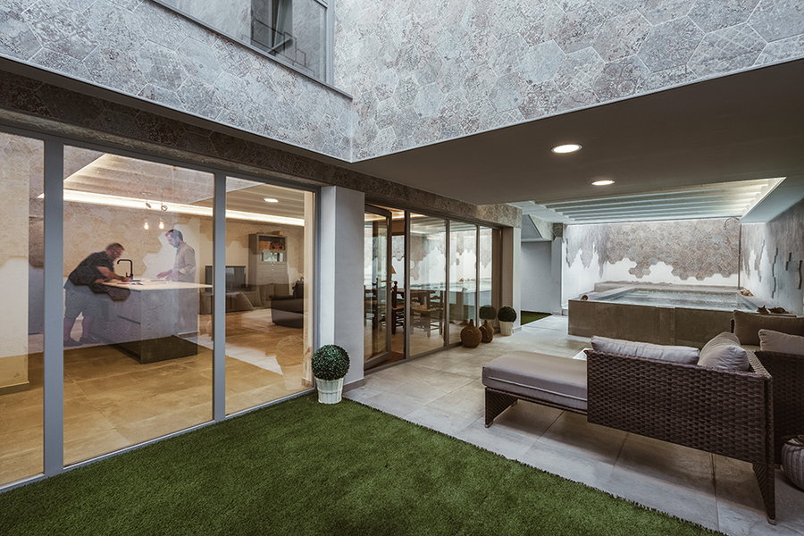Large glazing keeps Casa GAS' interiors connected to the innermost courtyards. 