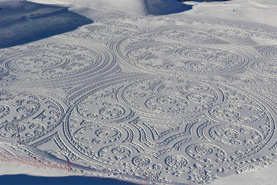 Geometric snow art by Simon Beck.