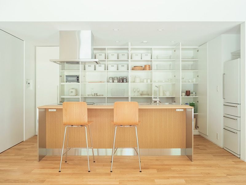 White walls and simple wooden furniture grant the Yō No Le House's kitchen an incredible sense of spaciousness.