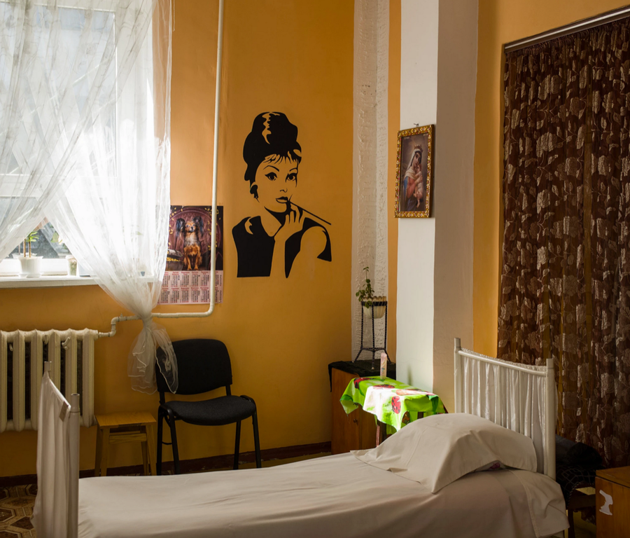 A sunny Audrey Hepburn-themed cell in a Ukrainian prison. 