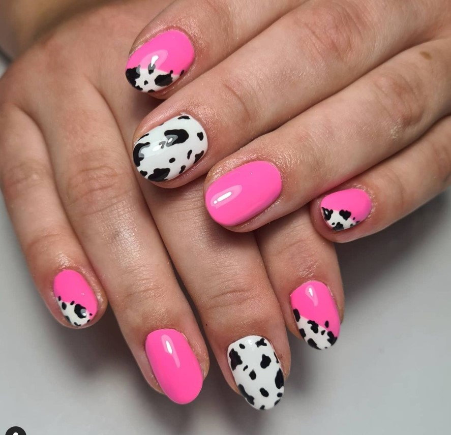 Cow print nail art pattern by Instagram user @madelineelizabethx 