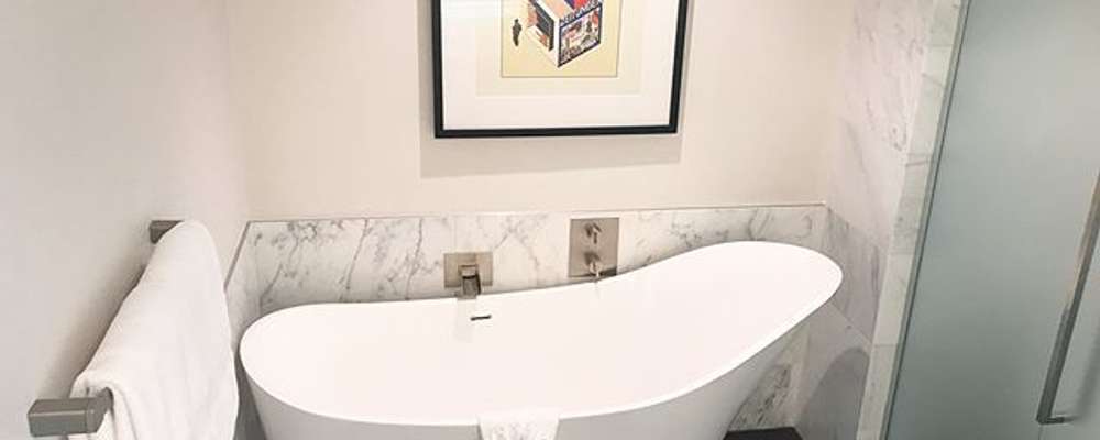 #SuiteLife at the @theartahotel in #Denver. Top floor, private balcony, and an eclectic mix of incredible artwork. And this ???????? tub....???? #LuxuryTravel #TheARTaHotel #ArtHotelDenver #Denver #Travel #BathTime #ViewFromTheTop