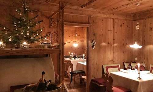 Magic #stube of #18century in the restaurant of #hoteltyrol ????????????#myphoto #suinsomtyrol #suinsom ????????????
#selvadivalgardena #southtyrol #tirolese #style #chic #mountain #dolomiti #dolomites #chalet #mountainvibes #sudtirol #tyrol #chaletdeluxe #lovely #magic #tabledecor #alatable #lartdelatable #atmosphere #beautiful #instasize #instapic