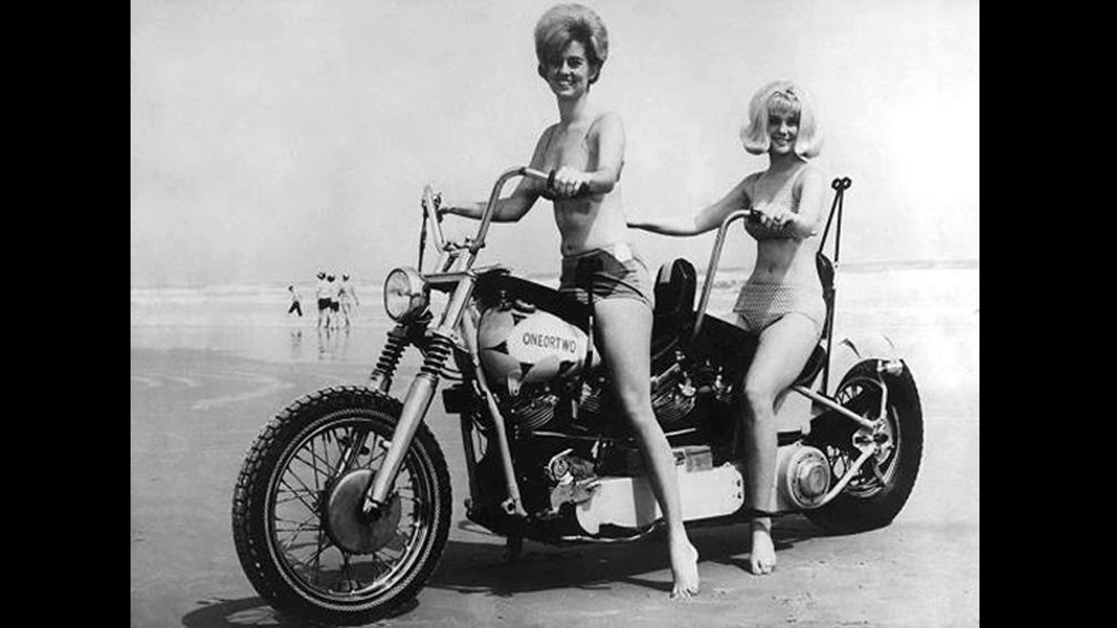 Девушки на ретро мотоциклах