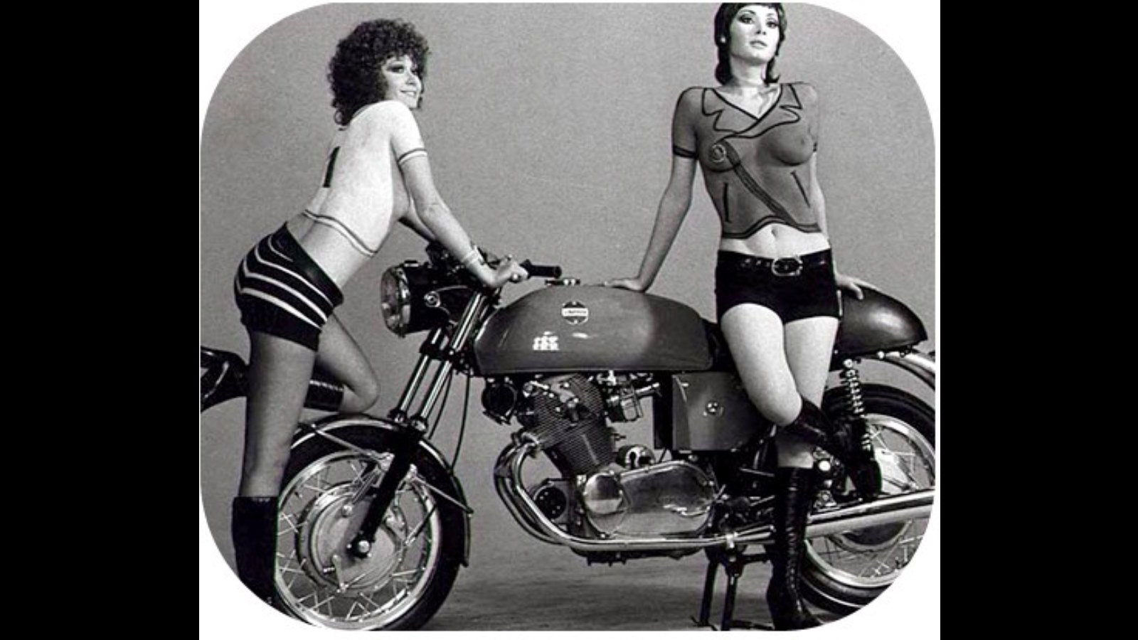 Vintage Desnudo Motorcycle