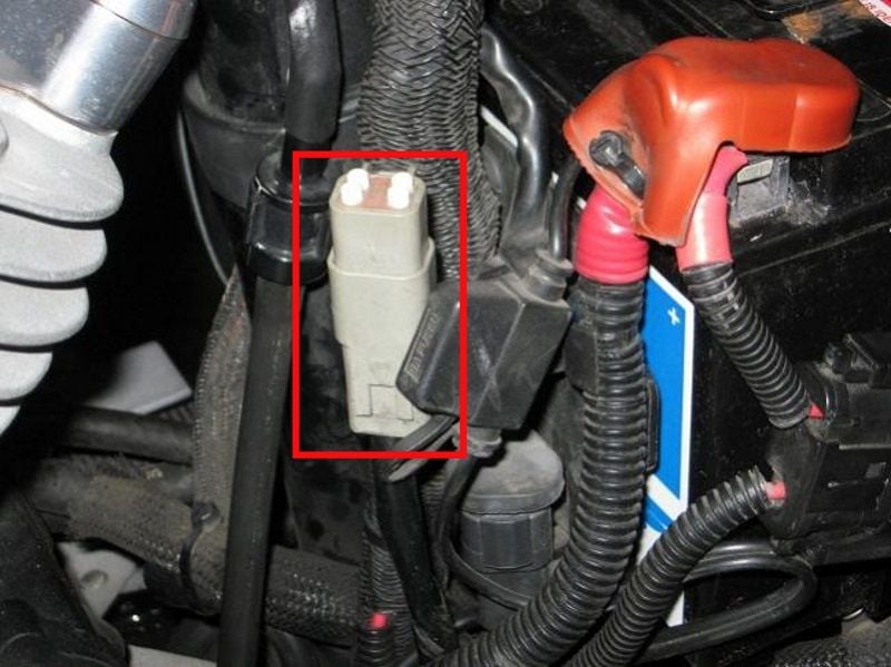 The diagnostic connector on a 2004 Sportster