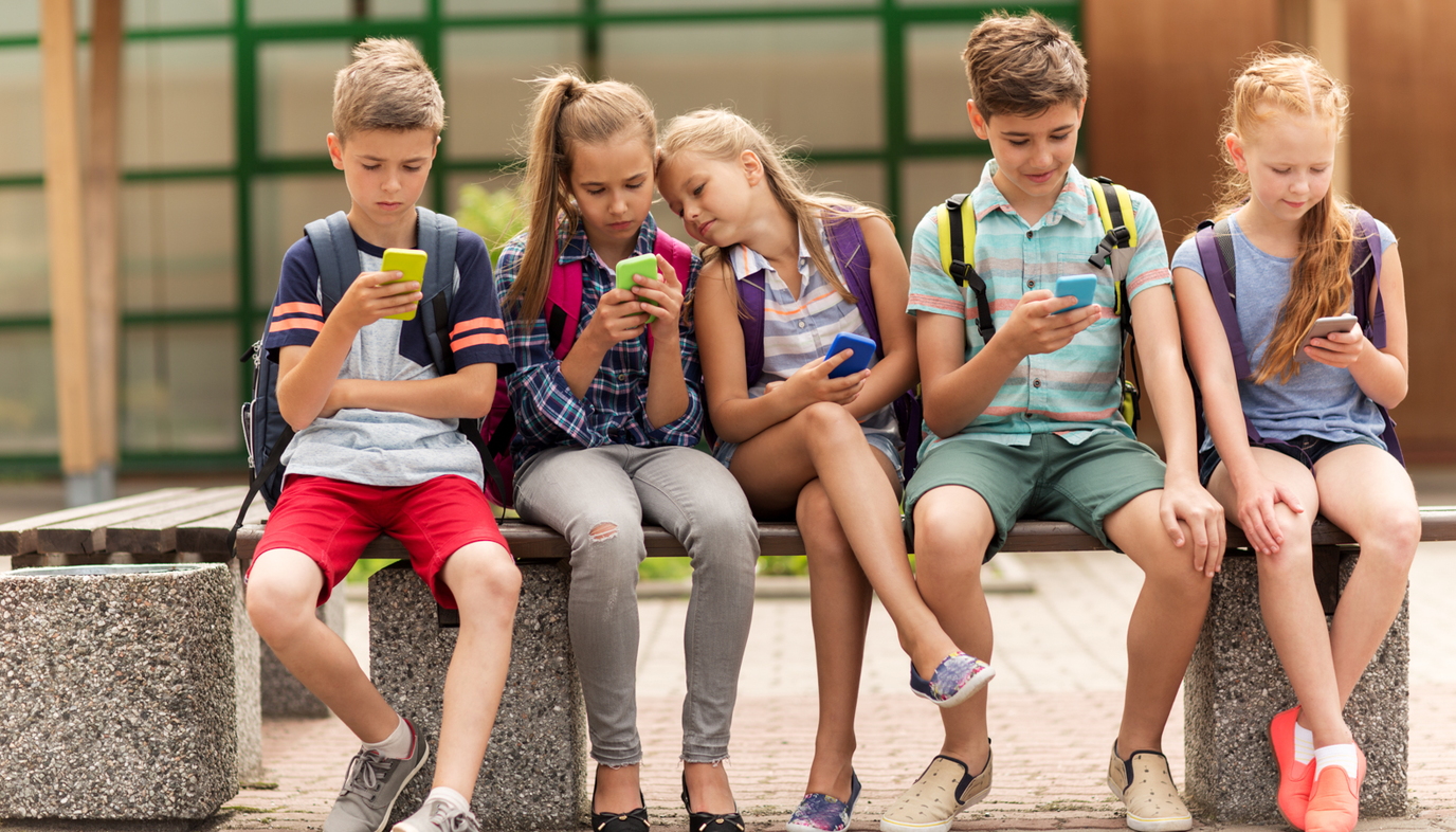 teens using smartphones