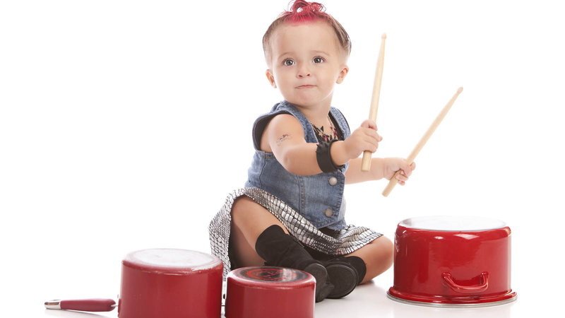 Baby drumming on pots