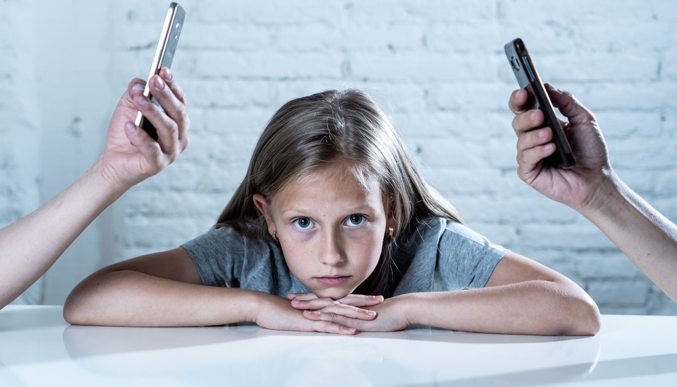 8 Reasons Parents Should Put Down the Cell Phone