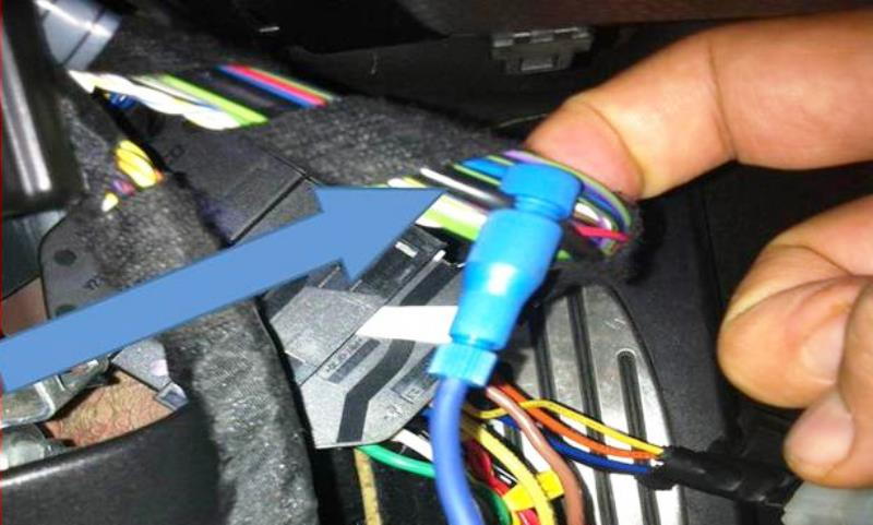 A splicer can be used to pull power from the amp turn on wire at the X15 connector