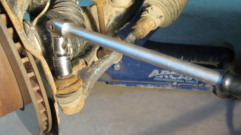 Loosening the tie rod end bolt