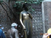 Statue of Juliette. Her right breast has the patina worn off, as visitors climb on the stand, cup her breast and take a picture. I had to wait 10 minutes to snap this pic as people were all over the statue. WHO DOES THAT?