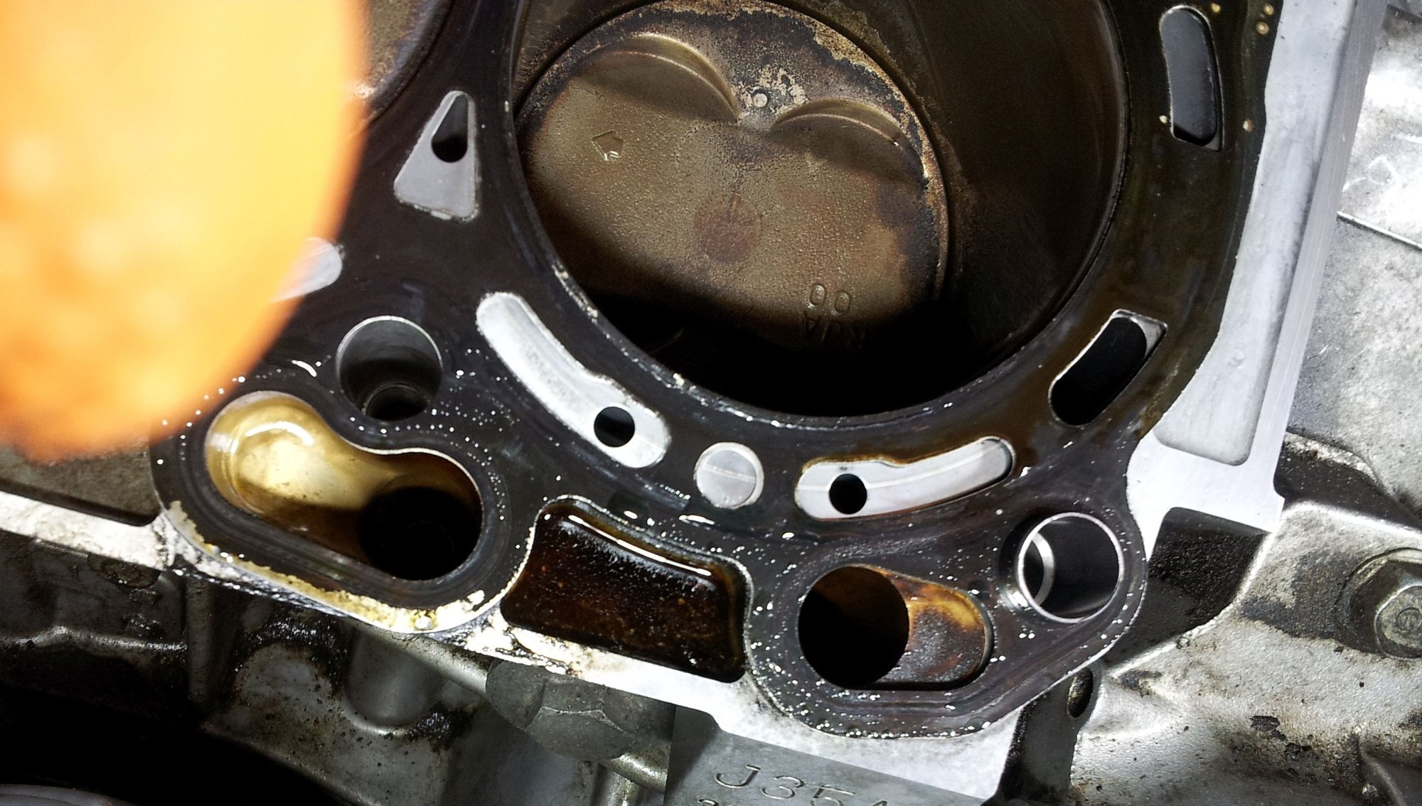 2007 TL TypeS Oil Leak between the head and the block? AcuraZine