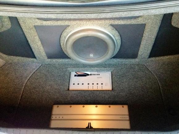 12" JL W7 powered by JL 1000/1 and controlled by AudioControl DQXS