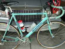 This old Cannondale bag doesn't fit quite right with this Hybrid stype stem but it's very useful for errands
