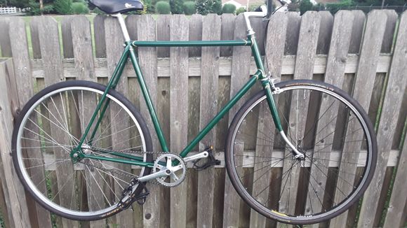 Early 80s Schwinn Traveler. 3916 fixed with an 18 tooth Freewheel. Gatorskins 27 in rear, 700c Front. Going to replace the rear with a 700c soon.