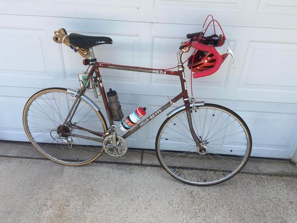Ugly Betty is an unknown well built frame that had her paint stripped before I acquired her.  A bit mixmatch with Sugino crank and original Chorus RD and a Campagnolo Portacatena!!  Record High Flange hubs on "Bark N Squeal" rims.