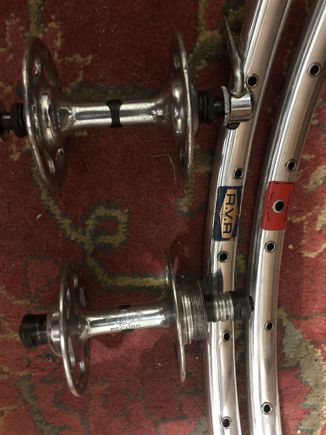 Next task will be to build the wheels - thanks to Lynn for the AVA rims, will be mated to these high flange '75 dates on the locknuts. Need to locate a rear flat blade skewer....