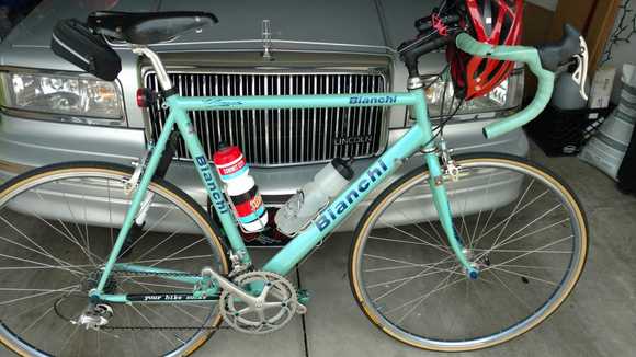 This old Cannondale bag doesn't fit quite right with this Hybrid stype stem but it's very useful for errands