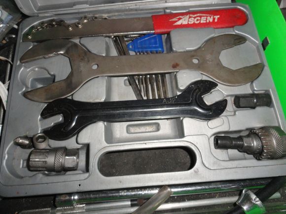 Chain whip, headset/bottom bracket wrench, Allen wrenches, cone wrenches (2), Shimano cassette lockring tool, crank removal tool, and Bottom bracket tool.